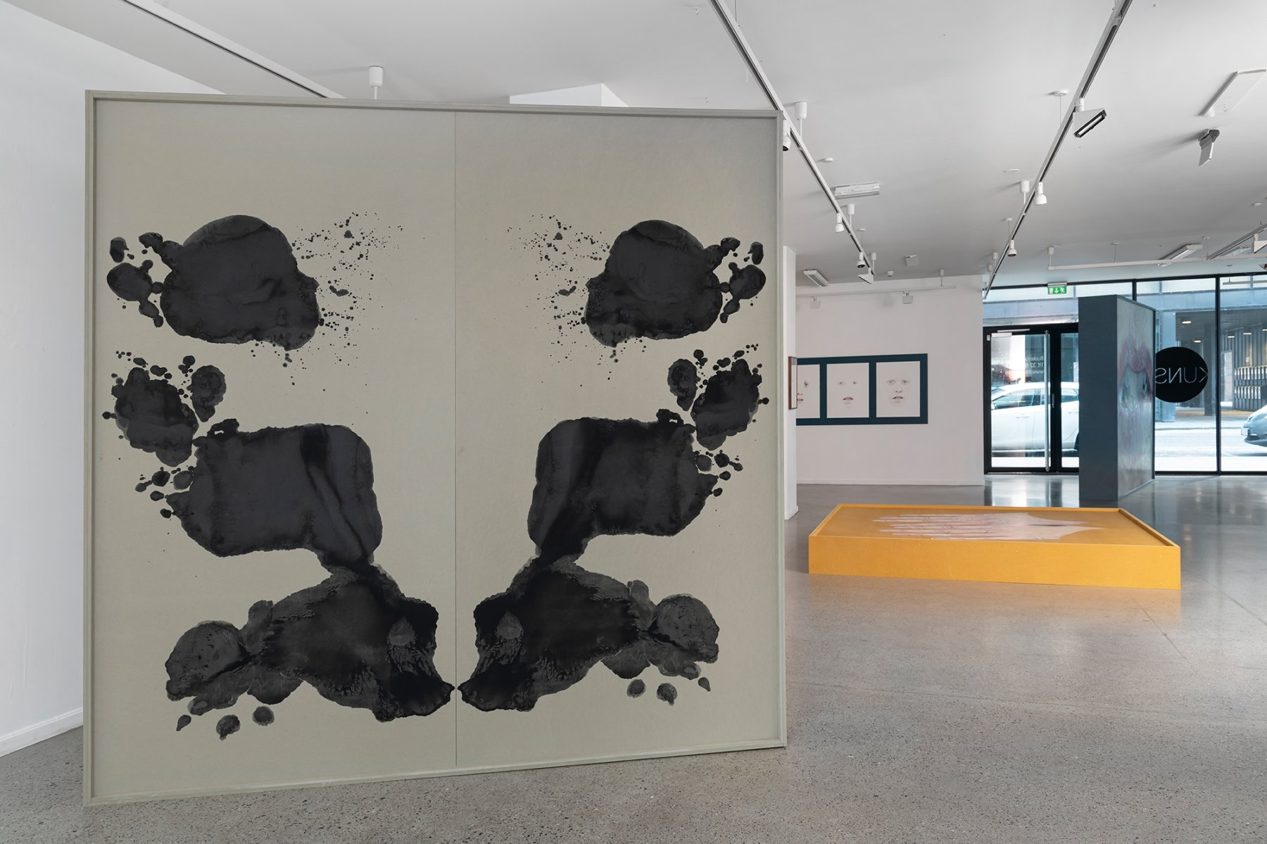 *Sannheten er sann, inntil den ikke er det lengre* (2021) av Charlotte Rostad. Blekk på valchromat. Foto: Øystein Thorvaldsen.