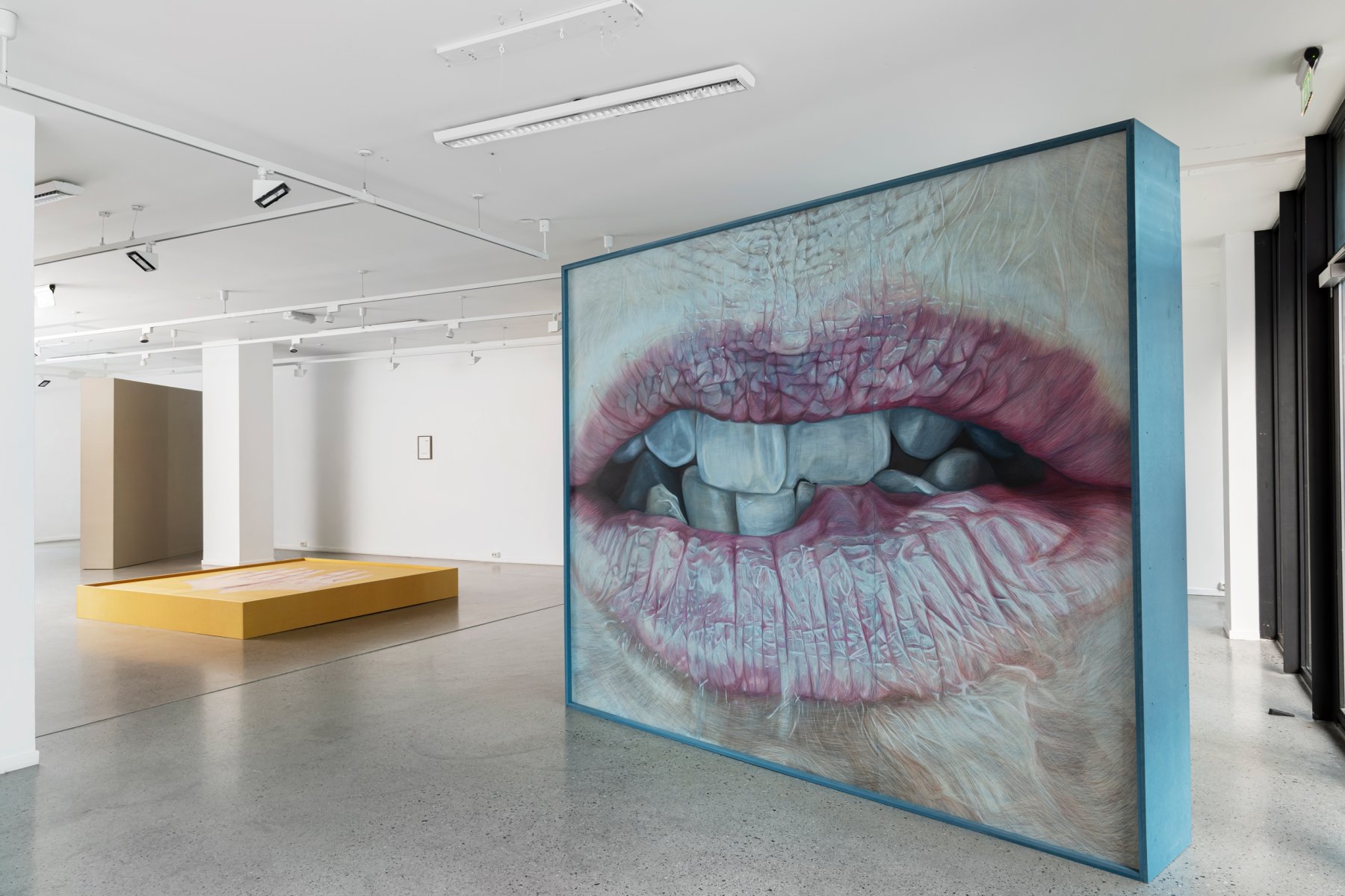 *Justeringer* (2021) av Charlotte Rostad. Fargeblyant på valchromat. Foto: Øystein Thorvaldsen.