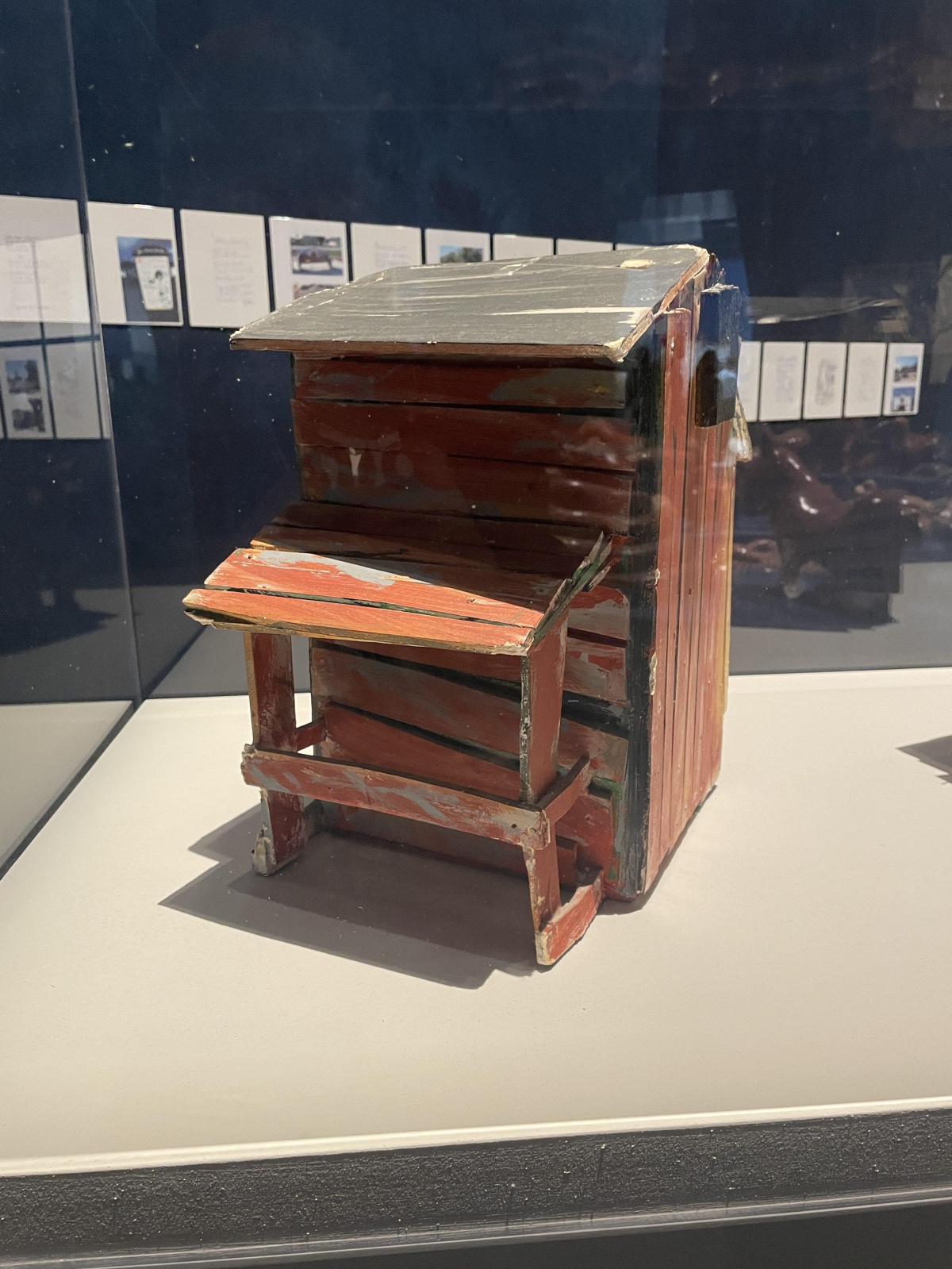 Beverly Buchanan, detalj av installasjon. In Minor Keys, hovedutstillingen ved den 61. Veneziabiennalen, Sentralpaviljongen, Giardini, Venezia, 2026. Foto: Tanja Thorjussen.